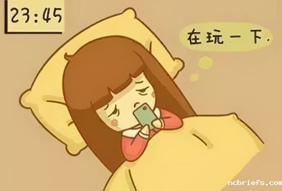 年轻人睡前玩手机伤眼、伤颈椎!国产骨密度检测仪器厂家问你害怕了吗?